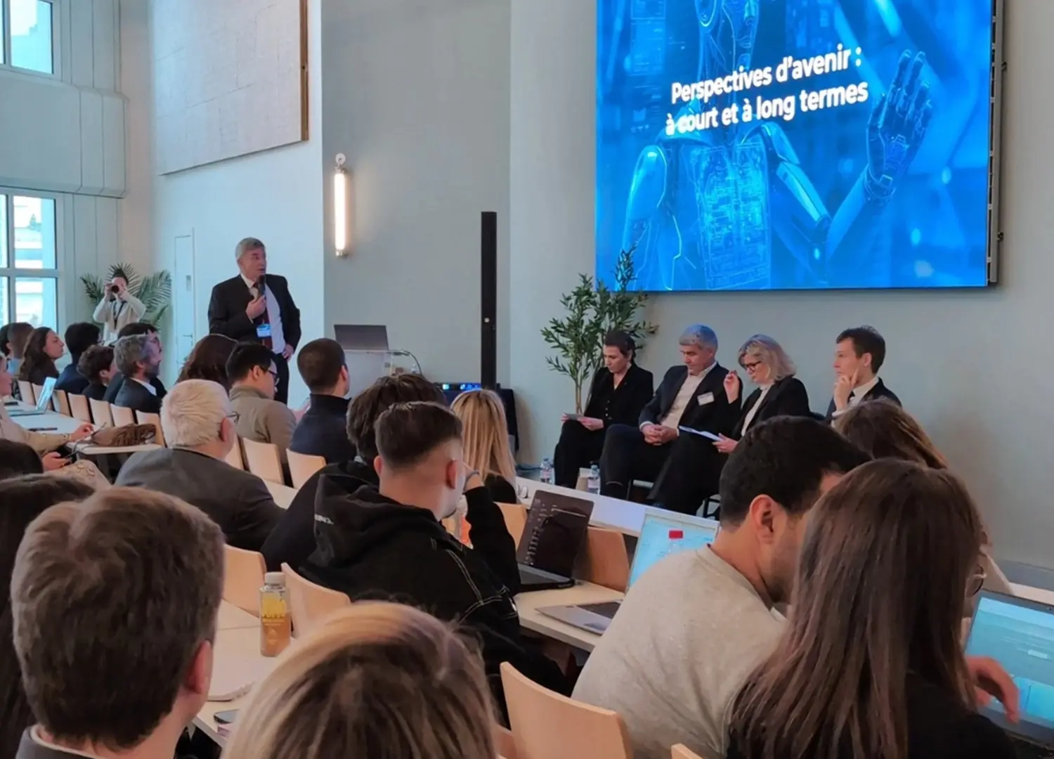 Conférence d'un intervenant devant les étudiants de l'EMCD