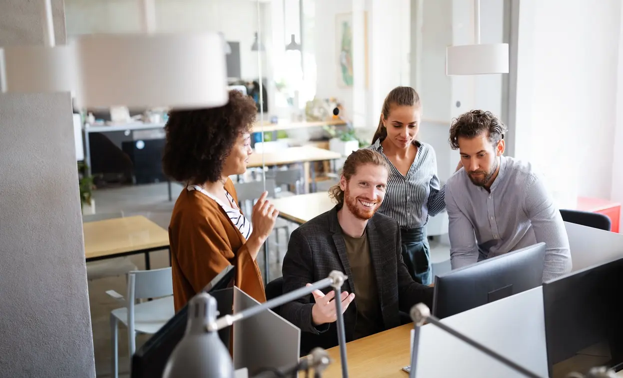 Développeurs travaillant sur du code informatique